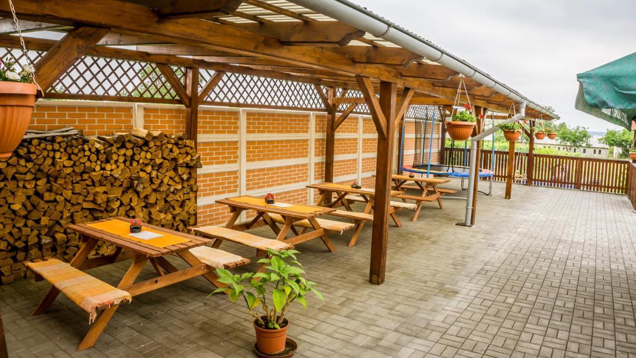 Penzion S Restauraci Na Furhaple Sakvice Exterior photo