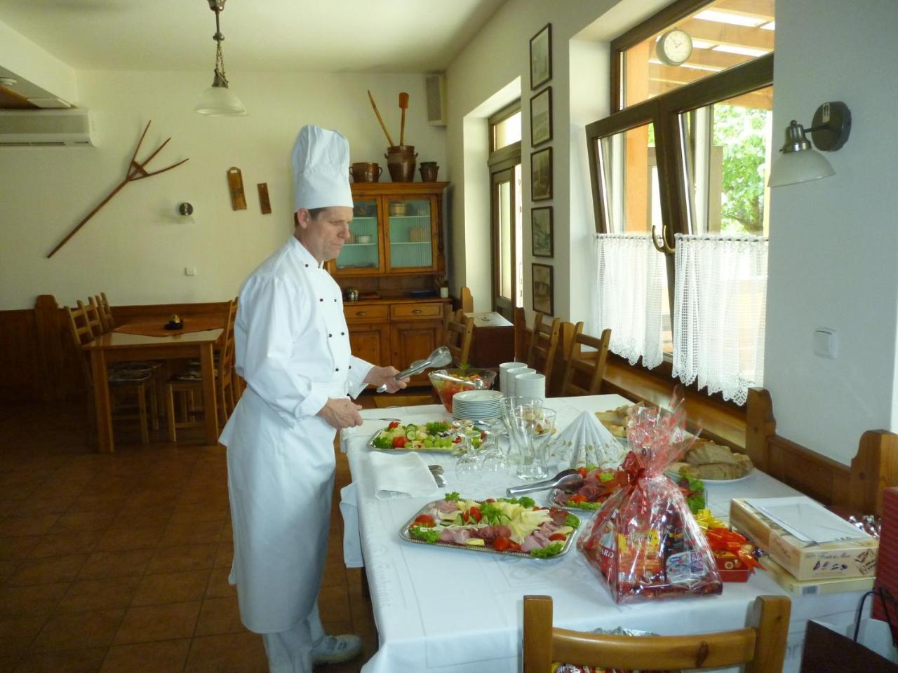 Penzion S Restauraci Na Furhaple Sakvice Exterior photo